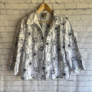 Chico’s white and‎ black Floral Hook and Eye button up jacket Womans size M